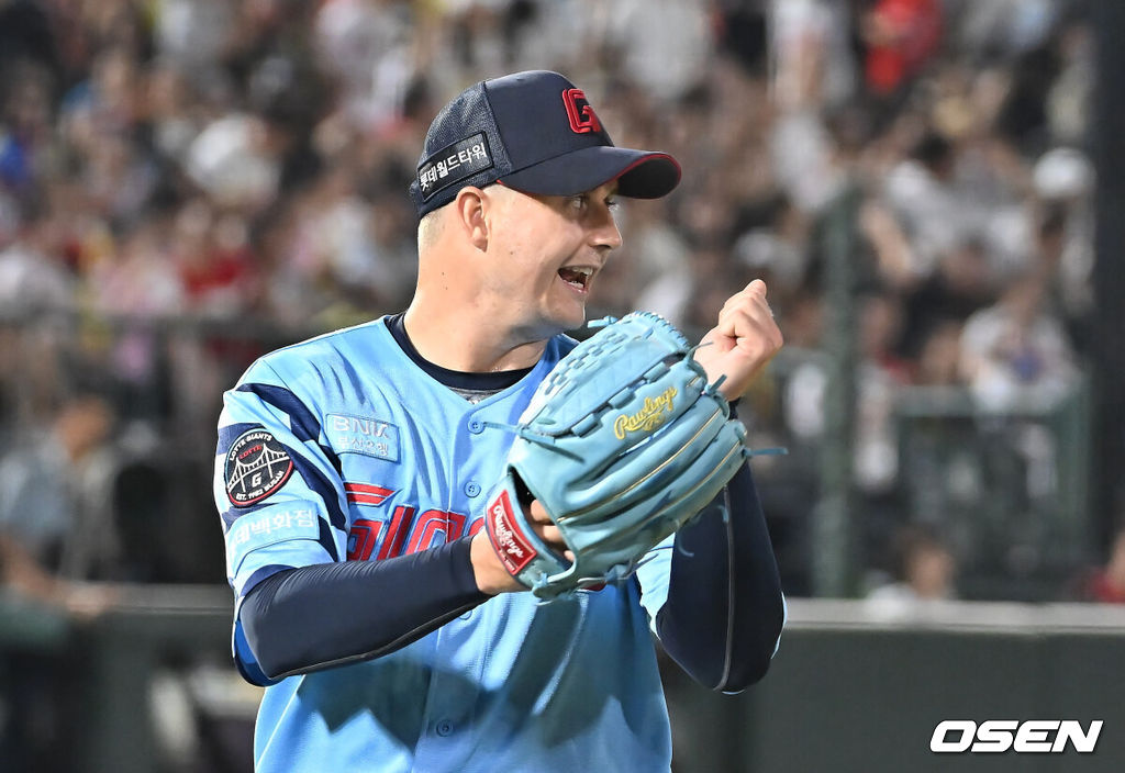 6일 부산 사직야구장에서 2025 신한 SOL 뱅크 KBO 리그 롯데 자이언츠와 KIA 타이거즈의 경기가 열렸다. 홈팀 롯데는 데이비슨이, 방문팀 KIA는 올러가 선발 출전했다.롯데 자이언츠 선발 투수 데이비슨이 5회초 1사 1루 KIA 타이거즈 김선빈을 유격수 병살로 잡고 기뻐하고 있다. 2025.08.06 / foto0307@osen.co.kr