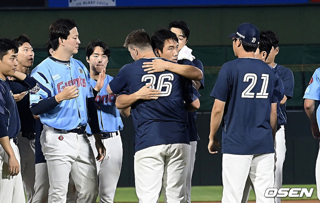 6일 부산 사직야구장에서 2025 신한 SOL 뱅크 KBO 리그 롯데 자이언츠와 KIA 타이거즈의 경기가 열렸다. 홈팀 롯데는 데이비슨이, 방문팀 KIA는 올러가 선발 출전했다.롯데 자이언츠 데이비슨이 롯데에서의 마지막 경기를 끝내고 동료 선수들과 송별 인사를 하고 있다. 2025.08.06 / foto0307@osen.co.kr