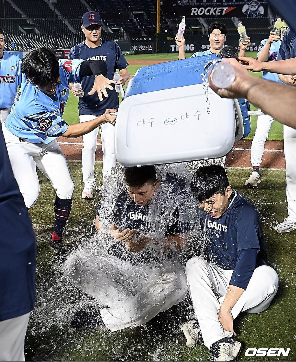 6일 부산 사직야구장에서 2025 신한 SOL 뱅크 KBO 리그 롯데 자이언츠와 KIA 타이거즈의 경기가 열렸다. 홈팀 롯데는 데이비슨이, 방문팀 KIA는 올러가 선발 출전했다.롯데 자이언츠 데이비슨이 롯데에서의 마지막 경기를 끝내고 동료 선수들과 송별 인사를 마친 후 물세례를 받고 있다. 2025.08.06 / foto0307@osen.co.kr