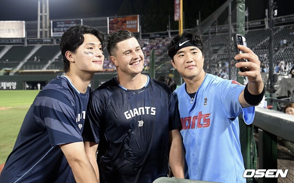 6일 부산 사직야구장에서 2025 신한 SOL 뱅크 KBO 리그 롯데 자이언츠와 KIA 타이거즈의 경기가 열렸다. 홈팀 롯데는 데이비슨이, 방문팀 KIA는 올러가 선발 출전했다.롯데 자이언츠 선발 투수 역투하고 있다. 2025.08.06 / foto0307@osen.co.kr