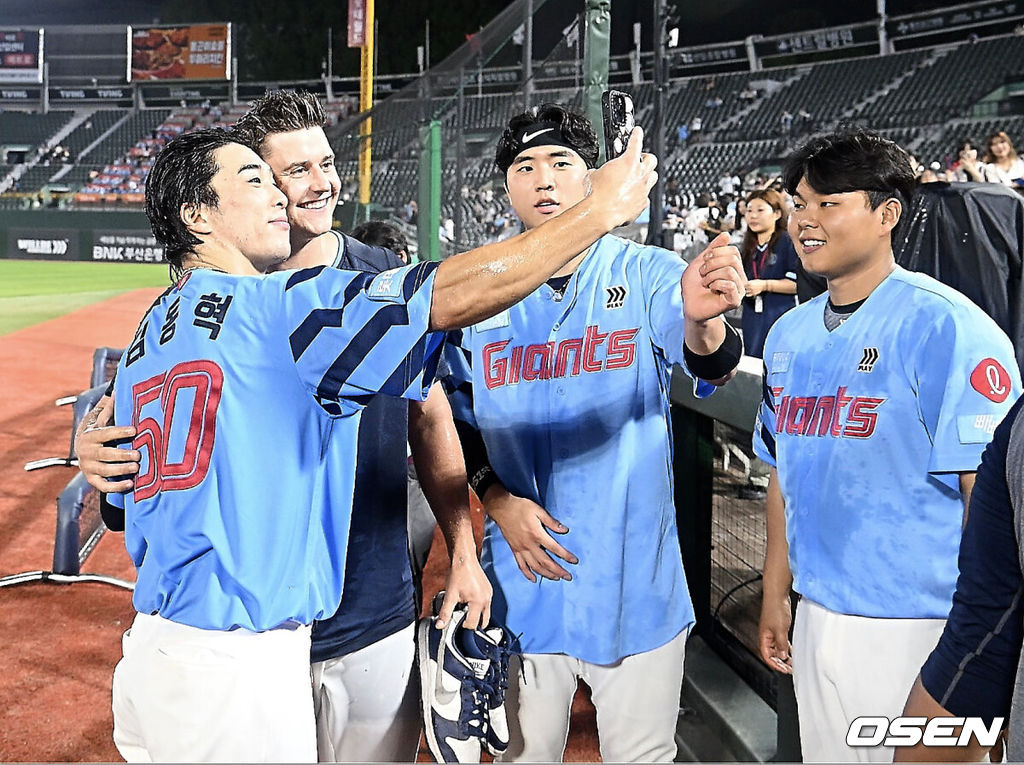 6일 부산 사직야구장에서 2025 신한 SOL 뱅크 KBO 리그 롯데 자이언츠와 KIA 타이거즈의 경기가 열렸다. 홈팀 롯데는 데이비슨이, 방문팀 KIA는 올러가 선발 출전했다.롯데 자이언츠 데이비슨이 롯데에서의 마지막 경기를 끝내고 동료 선수들과 셀카촬영을 하고 있다. 2025.08.06 / foto0307@osen.co.kr