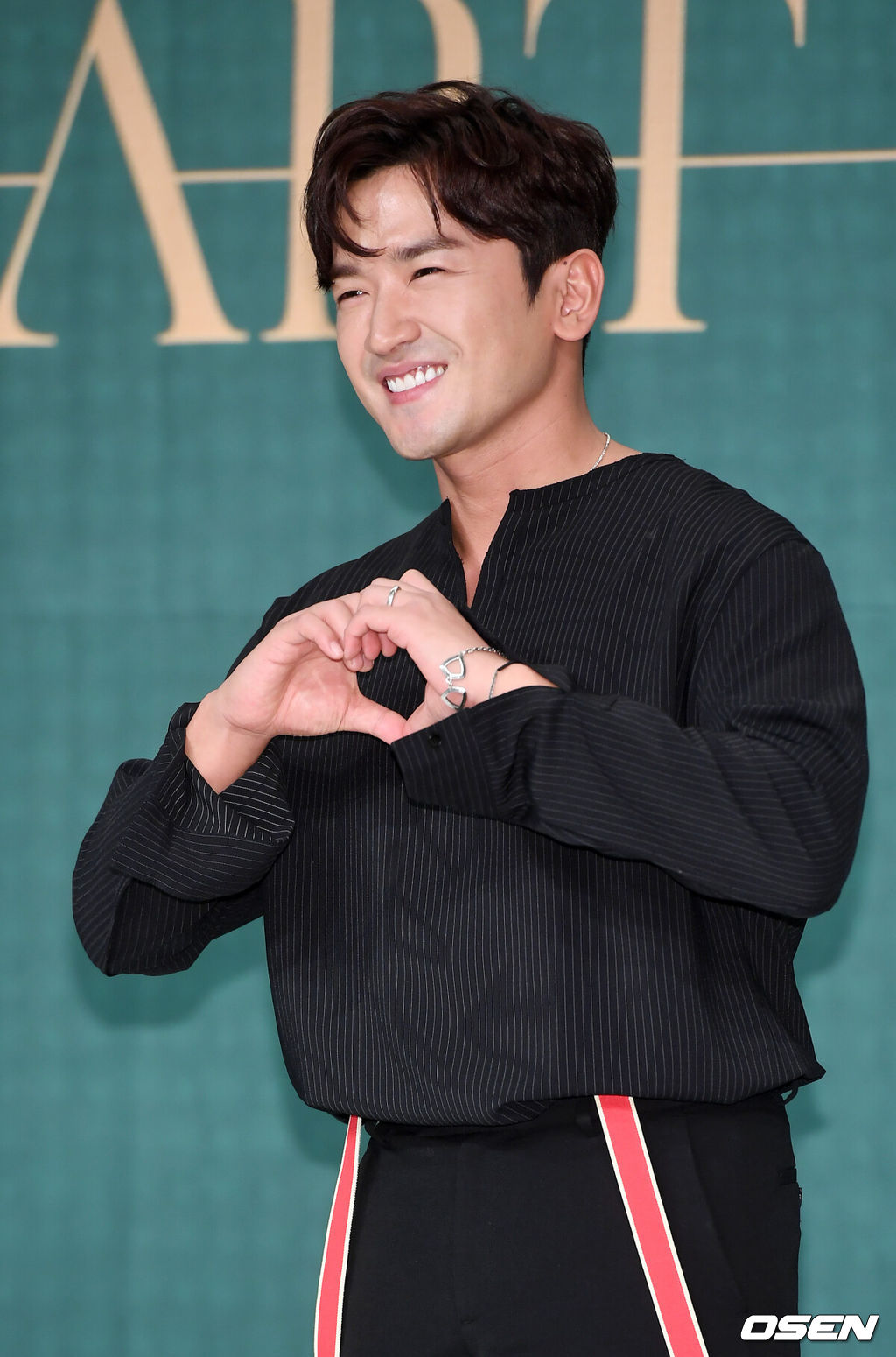 28일 오후 서울 영등포구 타임스퀘어 아모리스홀에서 그룹 신화 데뷔 20주년 기념 스페셜 앨범 'HEART' 발매 기자회견이 열렸다. 신화 이민우가 무대 위에서 포토타임을 갖고 있다./ rumi@osen.co.kr