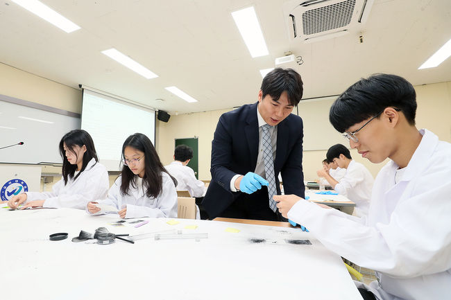 우석대가 일반계고 학생을 대상으로 지난 4일부터 6일까지 ‘학점인정 학교 밖 교육(여름방학 강좌)’을 운영했다. / 우석대