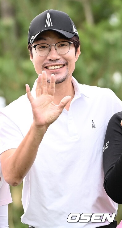 26일 경기도 안산시 아일랜드 컨트리클럽(파72)에서 한국여자프로골프(KLPGA) 투어 엘크루-TV조선 프로 셀러브리티(총상금 6억원)가 열렸다.하민송(롯데), 배우 송영규, 이슬기2(SK네트웍스)가 1번홀에서 티샷을 마치고 기념촬영을 하고 있다. 2021.09.26 /sunday@osen.co.kr