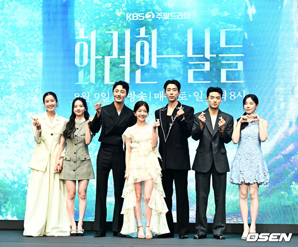 6일 오후 서울 구로구 신도림 더 세인트에서 KBS 2TV 새 주말드라마 ‘화려한 날들’ 제작발표회가 열렸다.‘화려한 날들’은 ‘인간은 누구에게나 화려한 날들이 있다. 지금이든, 과거에서든, 앞으로든. 각기 다른 의미로 만나게 되는 화려한 날들에 대한 세대 공감 가족 멜로 이야기’다. 배우 이태란, 박정연, 정일우, 정인선, 윤현민, 손상연, 신수현이 포토타임을 하고 있다. 2025.08.06 / jpnews@osen.co.kr
