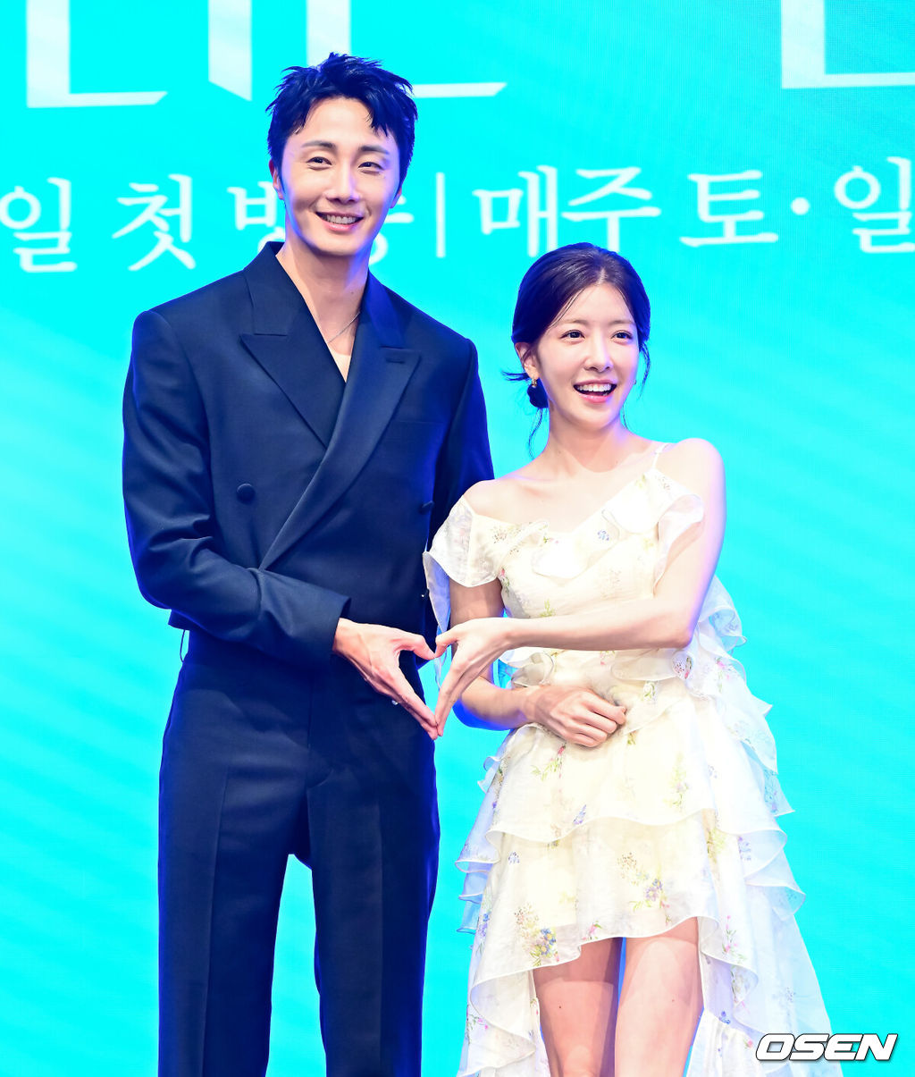 6일 오후 서울 구로구 신도림 더 세인트에서 KBS 2TV 새 주말드라마 ‘화려한 날들’ 제작발표회가 열렸다.‘화려한 날들’은 ‘인간은 누구에게나 화려한 날들이 있다. 지금이든, 과거에서든, 앞으로든. 각기 다른 의미로 만나게 되는 화려한 날들에 대한 세대 공감 가족 멜로 이야기’다. 배우 정일우, 정인선이 포토타임을 하고 있다. 2025.08.06 / jpnews@osen.co.kr