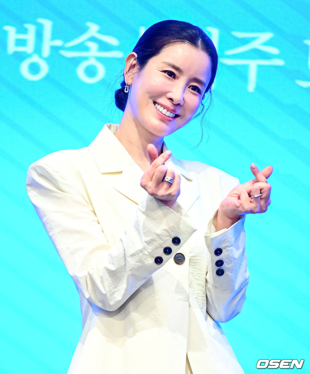 6일 오후 서울 구로구 신도림 더 세인트에서 KBS 2TV 새 주말드라마 ‘화려한 날들’ 제작발표회가 열렸다.‘화려한 날들’은 ‘인간은 누구에게나 화려한 날들이 있다. 지금이든, 과거에서든, 앞으로든. 각기 다른 의미로 만나게 되는 화려한 날들에 대한 세대 공감 가족 멜로 이야기’다. 배우 이태란이 포토타임을 하고 있다. 2025.08.06 / jpnews@osen.co.kr