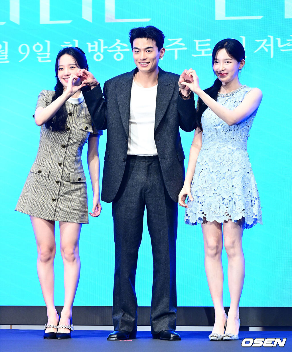 6일 오후 서울 구로구 신도림 더 세인트에서 KBS 2TV 새 주말드라마 ‘화려한 날들’ 제작발표회가 열렸다.‘화려한 날들’은 ‘인간은 누구에게나 화려한 날들이 있다. 지금이든, 과거에서든, 앞으로든. 각기 다른 의미로 만나게 되는 화려한 날들에 대한 세대 공감 가족 멜로 이야기’다. 배우 박정연, 손상연, 신수현이 포토타임을 하고 있다. 2025.08.06 / jpnews@osen.co.kr