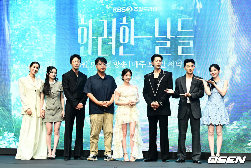 6일 오후 서울 구로구 신도림 더 세인트에서 KBS 2TV 새 주말드라마 ‘화려한 날들’ 제작발표회가 열렸다.‘화려한 날들’은 ‘인간은 누구에게나 화려한 날들이 있다. 지금이든, 과거에서든, 앞으로든. 각기 다른 의미로 만나게 되는 화려한 날들에 대한 세대 공감 가족 멜로 이야기’다. 배우 이태란, 박정연, 정일우, 김형석 감독, 정인선, 윤현민, 손상연, 신수현이 포토타임을 하고 있다. 2025.08.06 / jpnews@osen.co.kr