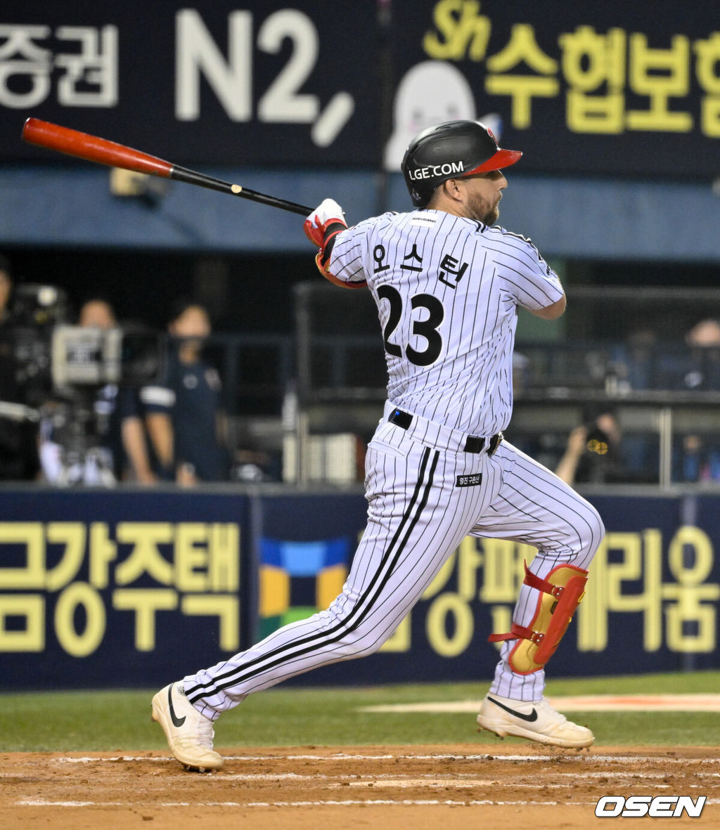 5일 오후 서울 잠실구장에서 ‘2025 신한 SOL Bank KBO리그’ LG 트윈스와 두산 베어스의 경기가 열렸다.LG는 손주영, 두산은 최승용을 선발로 내세웠다.7회말 2사 1루 LG 오스틴이 안타를 날리고 있다. 2025.08.05 /cej@osen.co.kr