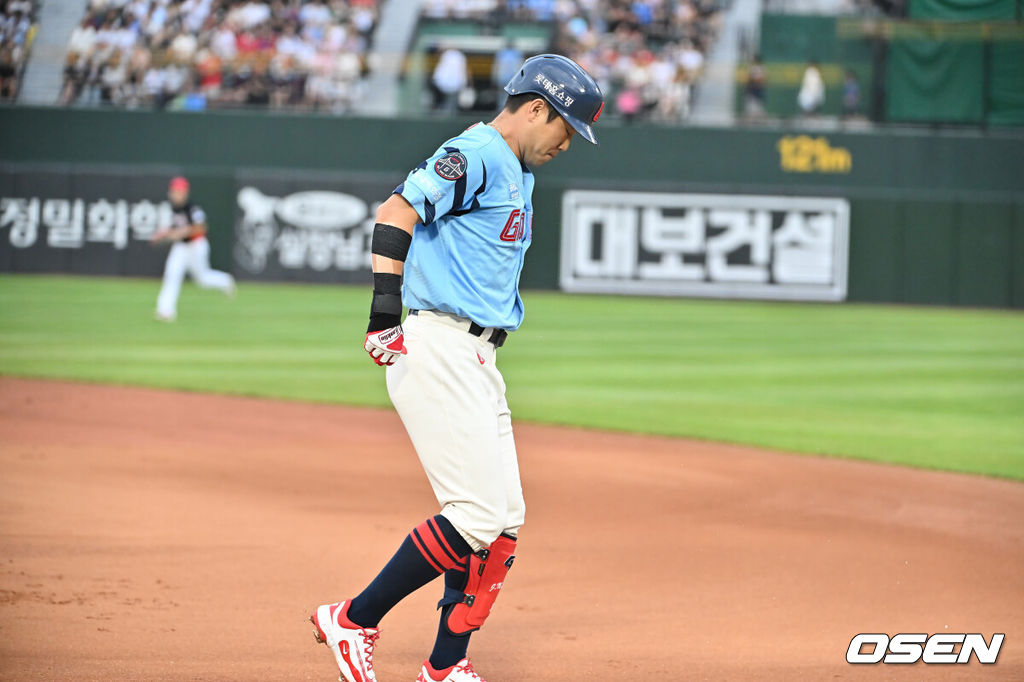 5일 부산 사직야구장에서 2025 신한 SOL 뱅크 KBO 리그 롯데 자이언츠와 KIA 타이거즈의 경기가 열렸다. 홈팀 롯데는 감보아가, 방문팀 KIA는 네일이 선발 출전했다.롯데 자이언츠 전준우가 1회말 2사 만루 1루 땅볼을 치고 진루하다 다리 부상을 당하고 괴로워하고 있다. 2025.08.05 / foto0307@osen.co.kr