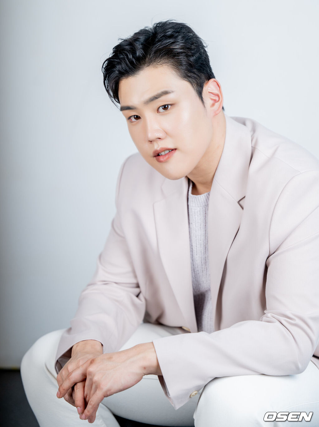 TV조선 ‘미스터트롯2’ 출신 가수 고정우가 정식 데뷔 앨범 발매를 앞두고 최근 서울 마포구 OSEN 사옥에서 인터뷰를 가졌다.고정우가 인터뷰에 앞서 포즈를 취하고 있다. 2023.05.27 /cej@osen.co.kr