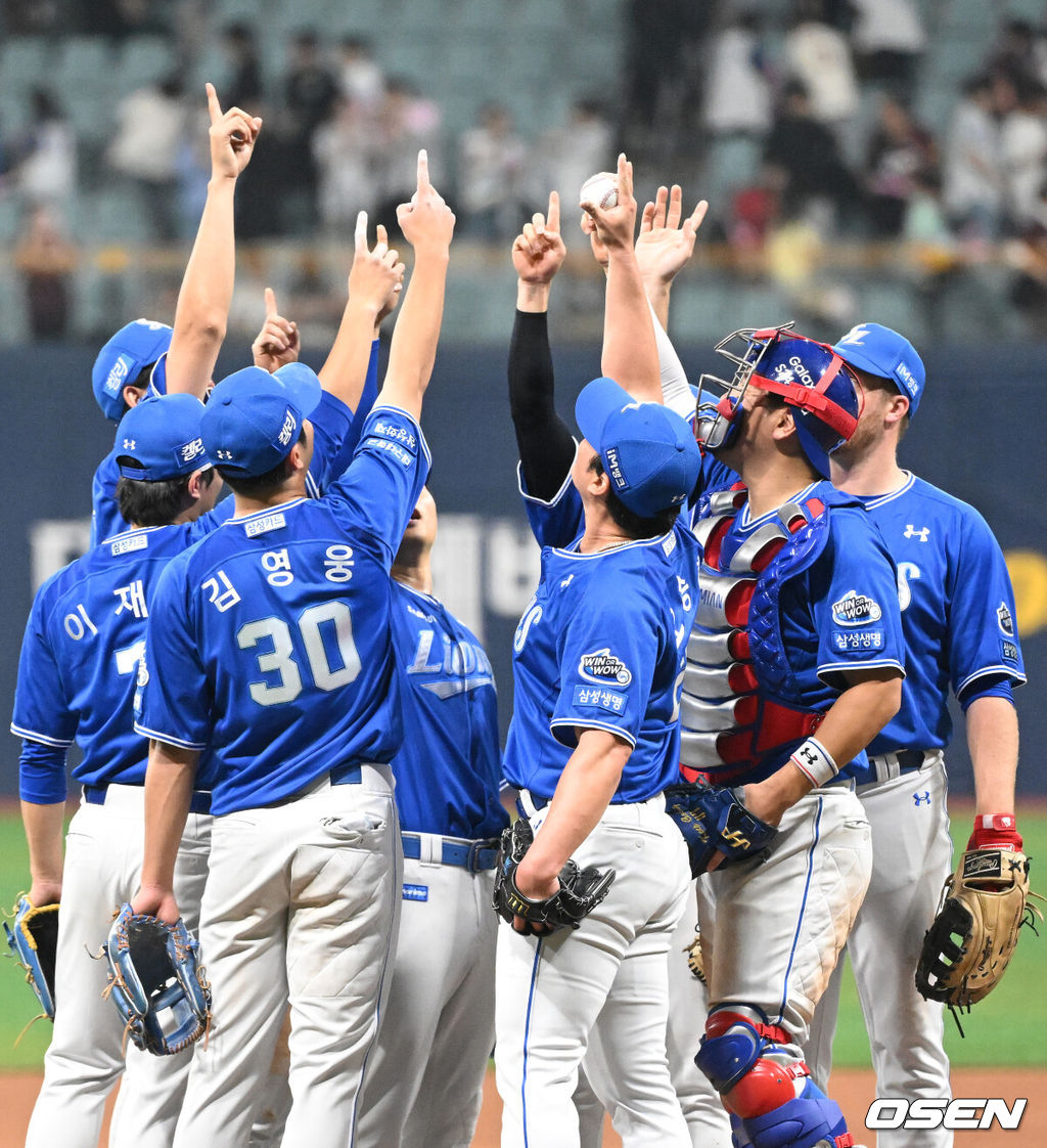 삼성은 26일 서울 고척스카이돔에서 열린 키움전에서 3-0으로 승리를 거뒀다.경기 종료 후 단일리그 아시아 최다 세이브 신기록을 달성한 오승환이 동료들과 세리머니를 하고 있다. 2024.04.26 