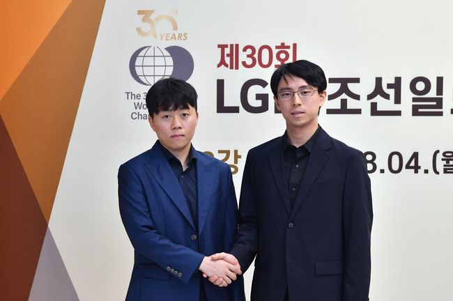 [사진]신민준 9단(왼쪽)과 이치리키 료 /한국기원 제공