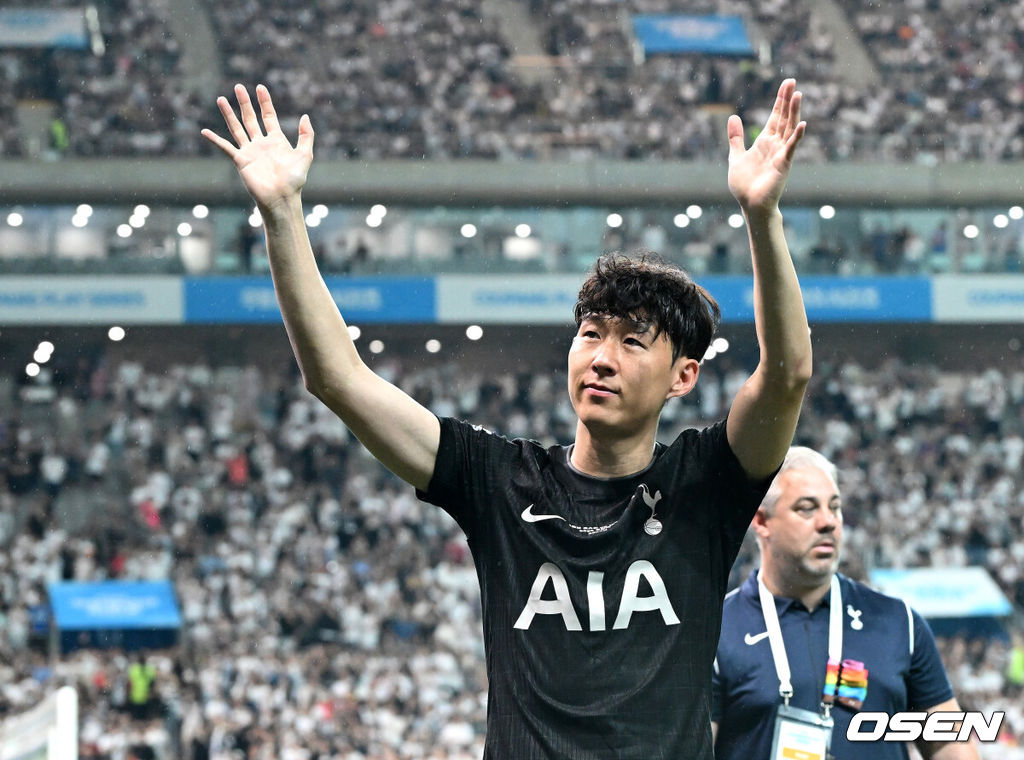 3일 오후 서울월드컵경기장에서 쿠팡플레이 시리즈 2025 2경기, 토트넘 홋스퍼 FC와 뉴캐슬 유나이티드 FC의 프리시즌 친선경기가 열렸다.토트넘 손흥민의 고별전이자 양민혁과 뉴캐슬 박승수의 맞대결로 주목받는 이번 경기는 단순한 프리시즌 친선경기가 아닌, 전설의 마지막, 신예의 등장 교차점이라는 특별한 의미가 더해진다.경기 종료 후 토트넘 홋스퍼 손흥민이 관중석을 향해 인사를 하고 있다. 2025.08.03 /sunday@osen.co.kr