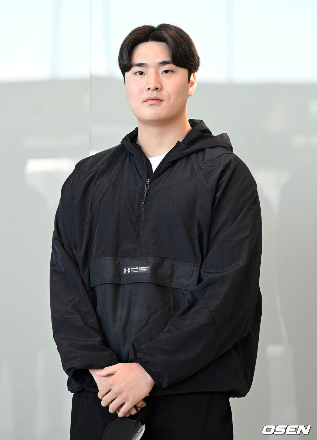 피츠버그 파이리츠와 입단 계약에 합의한 심준석이 24일 오후 인천국제공항을 통해 피츠버그로 출국했다. 심준석이 출국을 앞두고 포즈를 취하고 있다. 2023.01.24 /cej@osen.co.kr