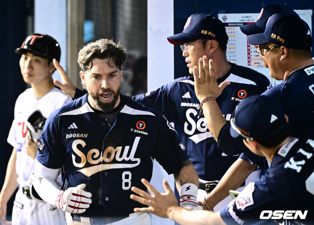 6일 오후 서울 잠실구장에서 ‘2025 신한 SOL Bank KBO리그’ LG 트윈스와 두산 베어스의 경기가 열렸다.LG는 최채흥, 두산은 콜어빈을 선발로 내세웠다.7회초 1사 1루 두산 케이브가 우월 투런 홈런을 날린 뒤 더그아웃에서 환영을 받고 있다. 2025.08.06 /cej@osen.co.kr
