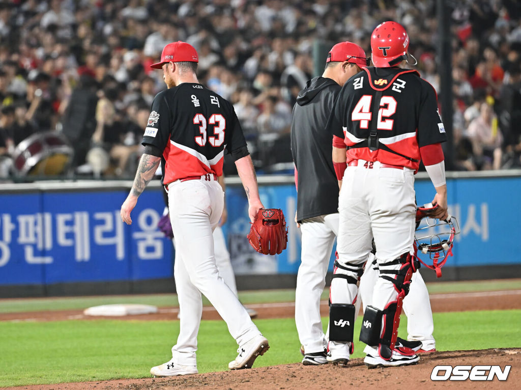 6일 부산 사직야구장에서 2025 신한 SOL 뱅크 KBO 리그 롯데 자이언츠와 KIA 타이거즈의 경기가 열렸다. 홈팀 롯데는 데이비슨이, 방문팀 KIA는 올러가 선발 출전했다.KIA 타이거즈 올러가 3회말 2사 만루 롯데 자이언츠 박승욱에게 중견수 왼쪽 2타점 안타를 맞고 교체되고 있다. 2025.08.06 / foto0307@osen.co.kr