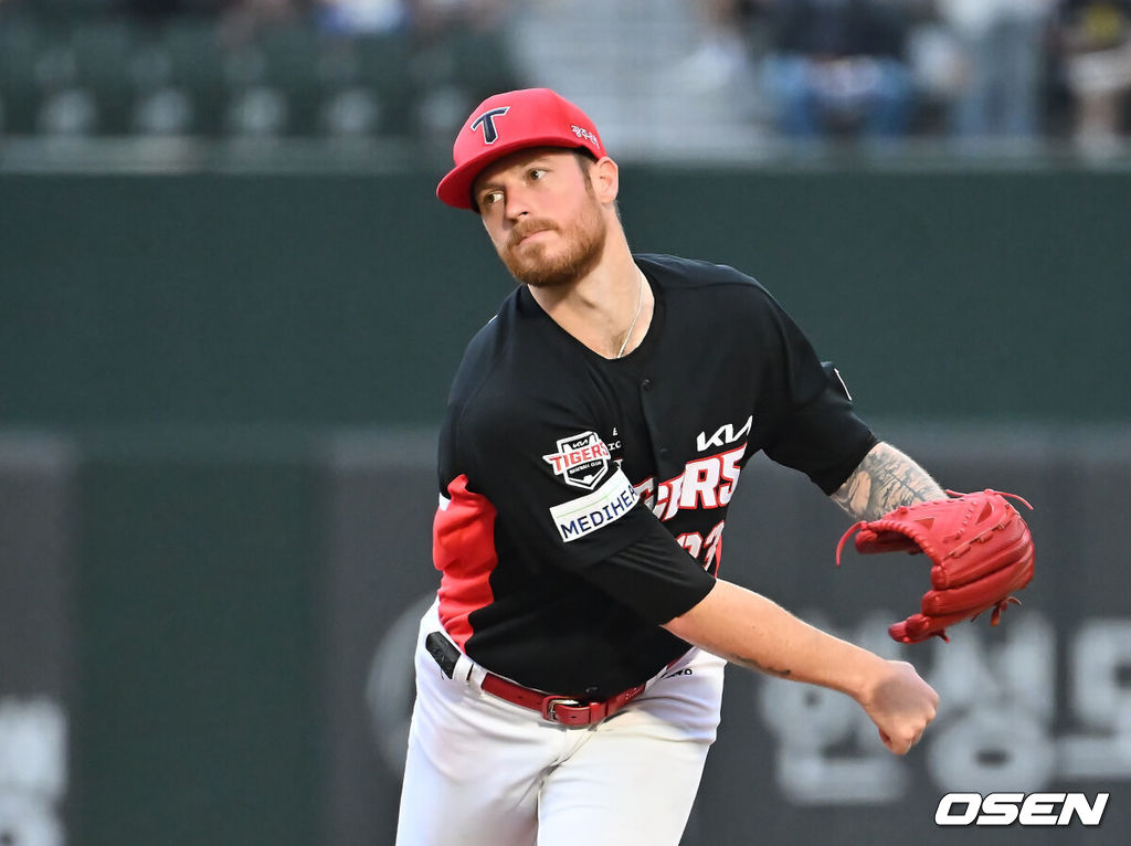 6일 부산 사직야구장에서 2025 신한 SOL 뱅크 KBO 리그 롯데 자이언츠와 KIA 타이거즈의 경기가 열렸다. 홈팀 롯데는 데이비슨이, 방문팀 KIA는 올러가 선발 출전했다.KIA 타이거즈 선발 투수 올러가 역투하고 있다. 2025.08.06 / foto0307@osen.co.kr