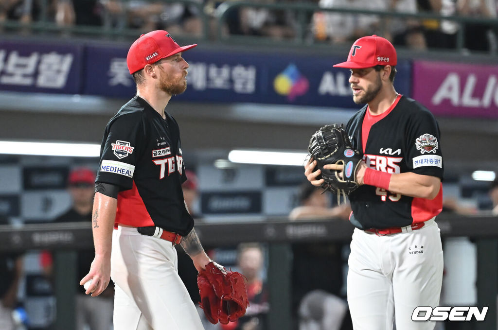 6일 부산 사직야구장에서 2025 신한 SOL 뱅크 KBO 리그 롯데 자이언츠와 KIA 타이거즈의 경기가 열렸다. 홈팀 롯데는 데이비슨이, 방문팀 KIA는 올러가 선발 출전했다.KIA 타이거즈 올러가 3회말 2사 만루 롯데 자이언츠 박승욱에게 중견수 왼쪽 2타점 안타를 맞고 아쉬워하고 있다. 2025.08.06 / foto0307@osen.co.kr