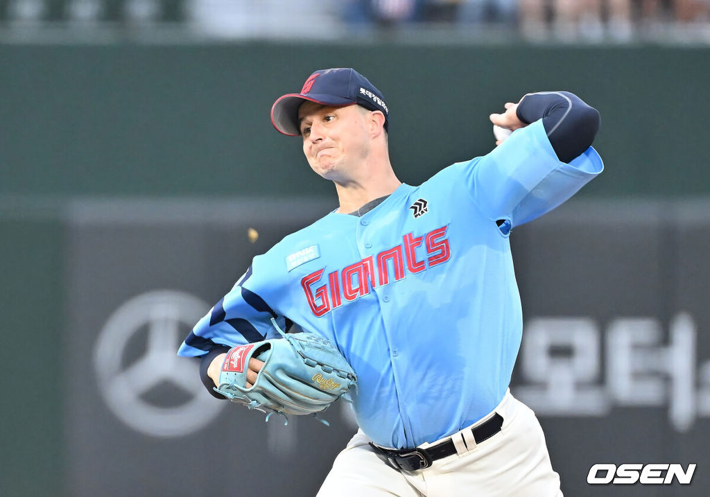 6일 부산 사직야구장에서 2025 신한 SOL 뱅크 KBO 리그 롯데 자이언츠와 KIA 타이거즈의 경기가 열렸다. 홈팀 롯데는 데이비슨이, 방문팀 KIA는 올러가 선발 출전했다.롯데 자이언츠 선발 투수 데이비슨이 역투하고 있다. 2025.08.06 / foto0307@osen.co.kr