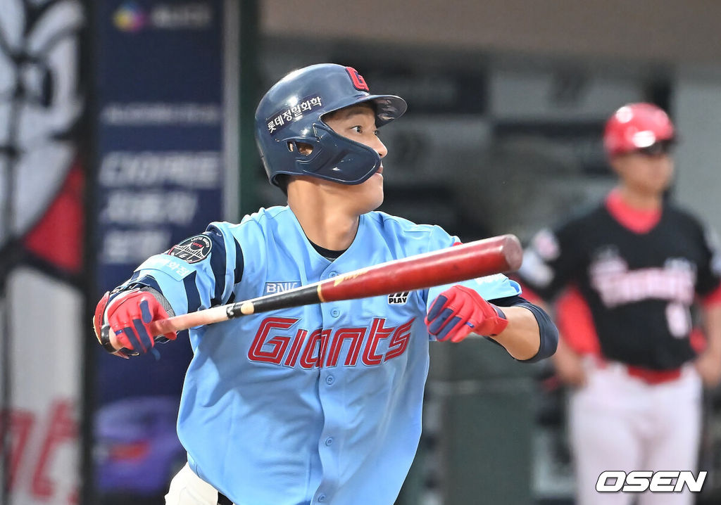 6일 부산 사직야구장에서 2025 신한 SOL 뱅크 KBO 리그 롯데 자이언츠와 KIA 타이거즈의 경기가 열렸다. 홈팀 롯데는 데이비슨이, 방문팀 KIA는 올러가 선발 출전했다.롯데 자이언츠 노진혁이 2회말 무사 1,2루 중견수 오른쪽 동점 1타점 안타를 치고 있다. 2025.08.06 / foto0307@osen.co.kr