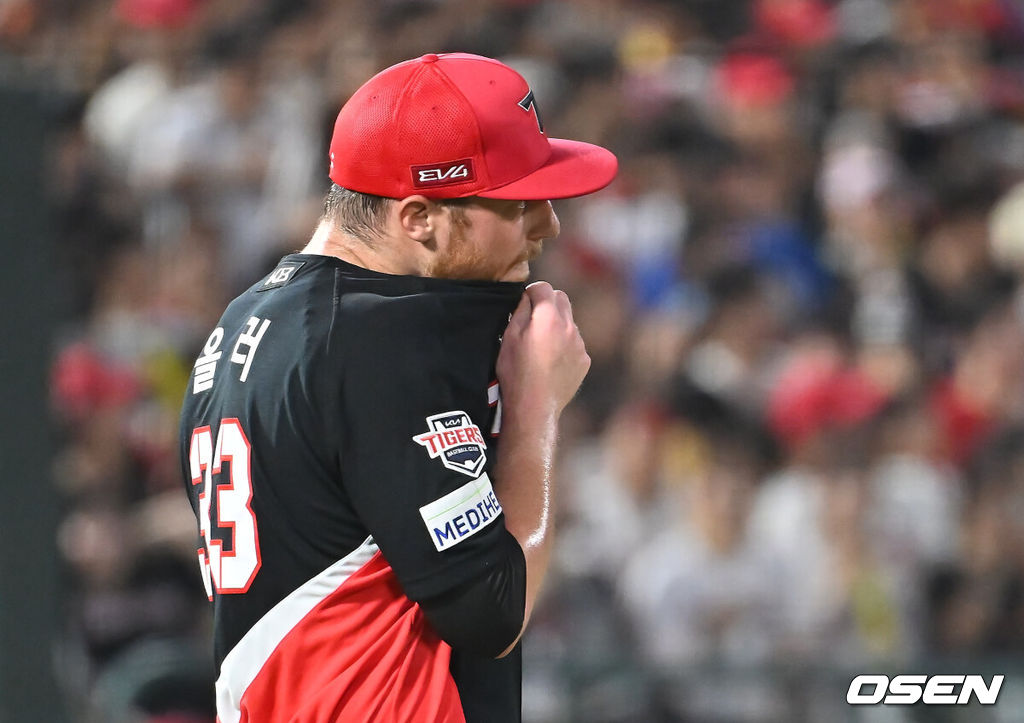 6일 부산 사직야구장에서 2025 신한 SOL 뱅크 KBO 리그 롯데 자이언츠와 KIA 타이거즈의 경기가 열렸다. 홈팀 롯데는 데이비슨이, 방문팀 KIA는 올러가 선발 출전했다.KIA 타이거즈 올러가 3회말 2사 만루 롯데 자이언츠 박승욱에게 중견수 왼쪽 2타점 안타를 맞고 아쉬워하고 있다. 2025.08.06 / foto0307@osen.co.kr