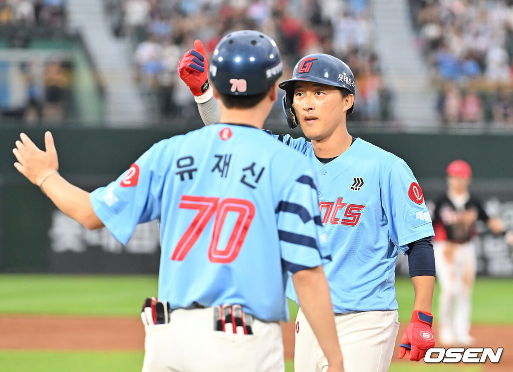 6일 부산 사직야구장에서 2025 신한 SOL 뱅크 KBO 리그 롯데 자이언츠와 KIA 타이거즈의 경기가 열렸다. 홈팀 롯데는 데이비슨이, 방문팀 KIA는 올러가 선발 출전했다.롯데 자이언츠 노진혁이 2회말 무사 1,2루 중견수 오른쪽 동점 1타점 안타를 치고 세리머니를 하고 있다. 2025.08.06 / foto0307@osen.co.kr