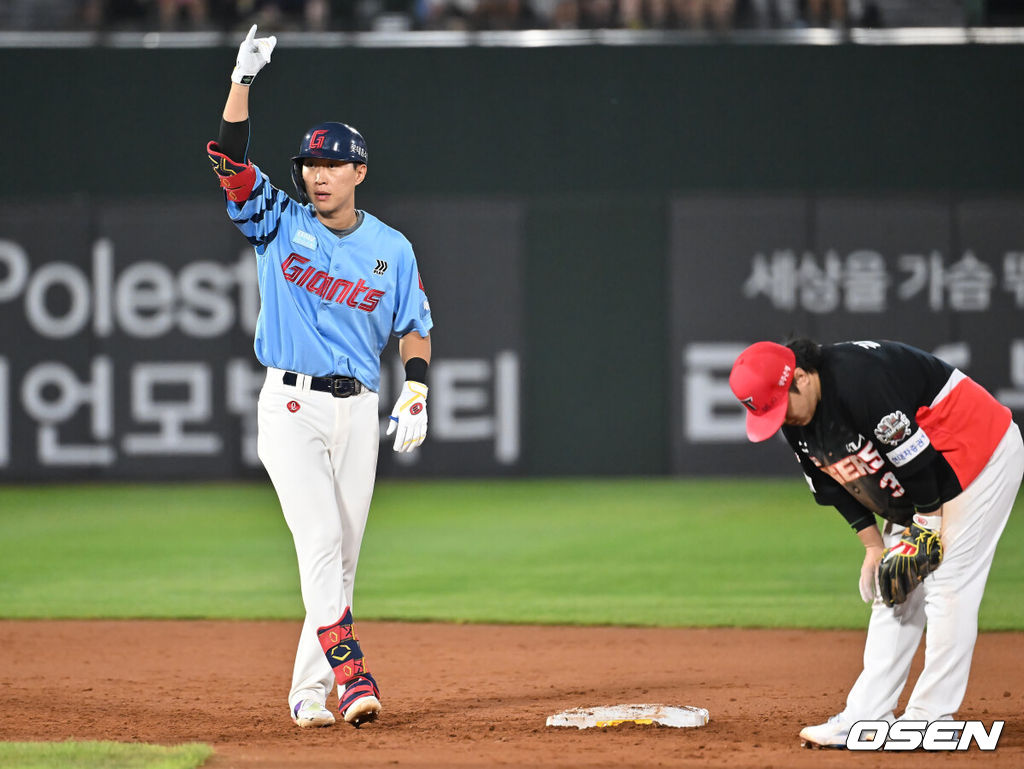 6일 부산 사직야구장에서 2025 신한 SOL 뱅크 KBO 리그 롯데 자이언츠와 KIA 타이거즈의 경기가 열렸다. 홈팀 롯데는 데이비슨이, 방문팀 KIA는 올러가 선발 출전했다.롯데 자이언츠 박승욱이 3회말 2사 만루 중견수 왼쪽 2타점 안타를 치고 2루까지 진루해 세리머니를 하고 있다. 2025.08.06 / foto0307@osen.co.kr