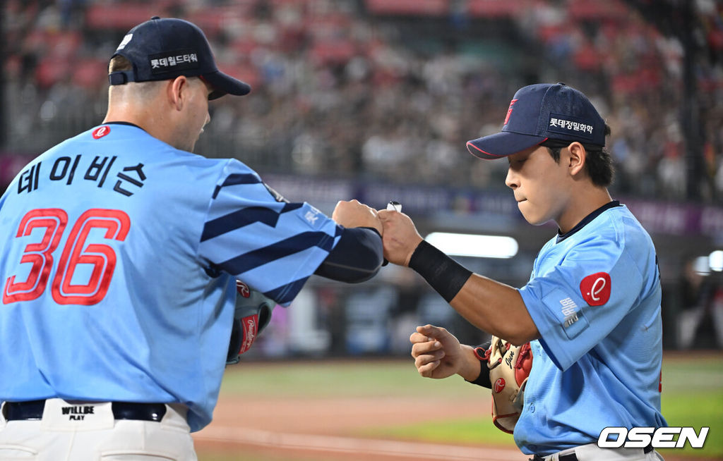 6일 부산 사직야구장에서 2025 신한 SOL 뱅크 KBO 리그 롯데 자이언츠와 KIA 타이거즈의 경기가 열렸다. 홈팀 롯데는 데이비슨이, 방문팀 KIA는 올러가 선발 출전했다.롯데 자이언츠 황성빈이 4회초 2사 1,2루 KIA 타이거즈 김태군의 타구를 몸을 날려 잡고 데이비슨과 하이파이브를 하고 있다. 2025.08.06 / foto0307@osen.co.kr