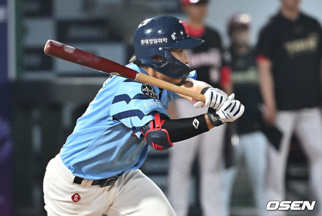 6일 부산 사직야구장에서 2025 신한 SOL 뱅크 KBO 리그 롯데 자이언츠와 KIA 타이거즈의 경기가 열렸다. 홈팀 롯데는 데이비슨이, 방문팀 KIA는 올러가 선발 출전했다.롯데 자이언츠 황성빈이 5회말 1사 만루 중견수 오른쪽 2타점 안타를 치고 있다. 2025.08.06 / foto0307@osen.co.kr