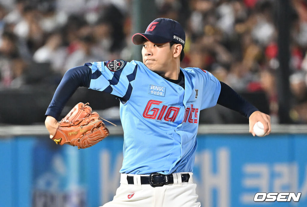 6일 부산 사직야구장에서 2025 신한 SOL 뱅크 KBO 리그 롯데 자이언츠와 KIA 타이거즈의 경기가 열렸다. 홈팀 롯데는 데이비슨이, 방문팀 KIA는 올러가 선발 출전했다.롯데 자이언츠 홍민기가 역투하고 있다. 2025.08.06 / foto0307@osen.co.kr