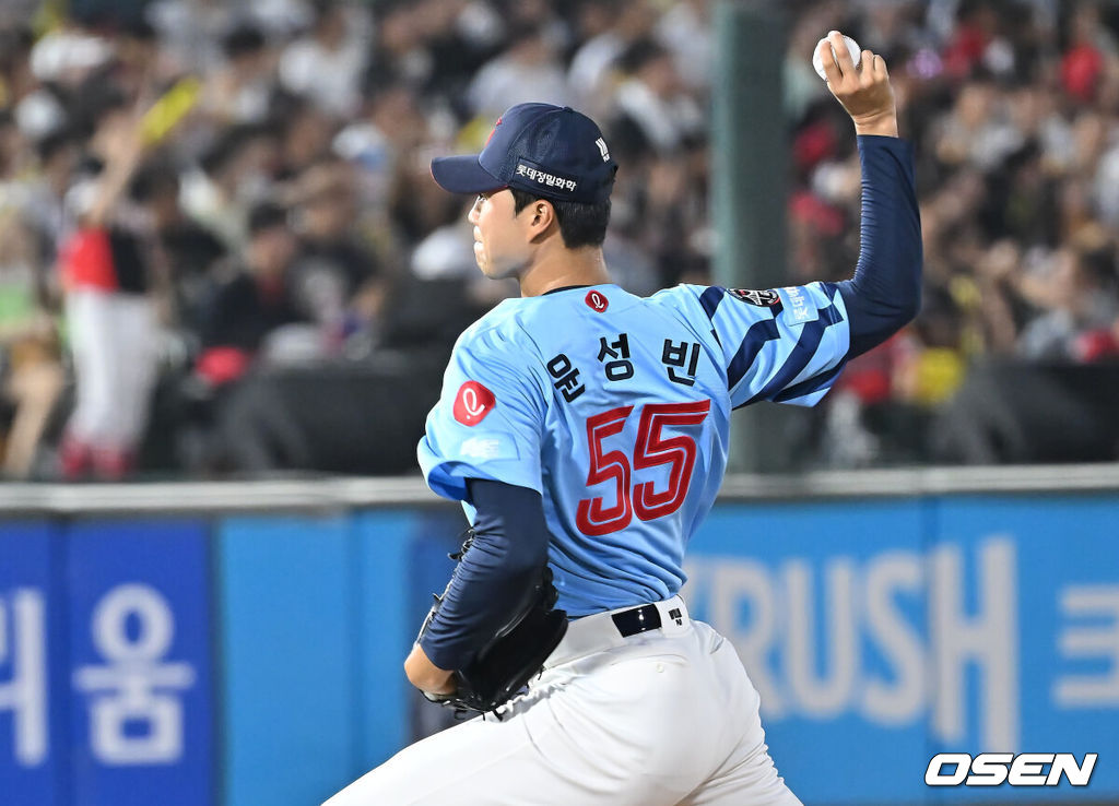 6일 부산 사직야구장에서 2025 신한 SOL 뱅크 KBO 리그 롯데 자이언츠와 KIA 타이거즈의 경기가 열렸다. 홈팀 롯데는 데이비슨이, 방문팀 KIA는 올러가 선발 출전했다.롯데 자이언츠 윤성빈이 역투하고 있다. 2025.08.06 / foto0307@osen.co.kr