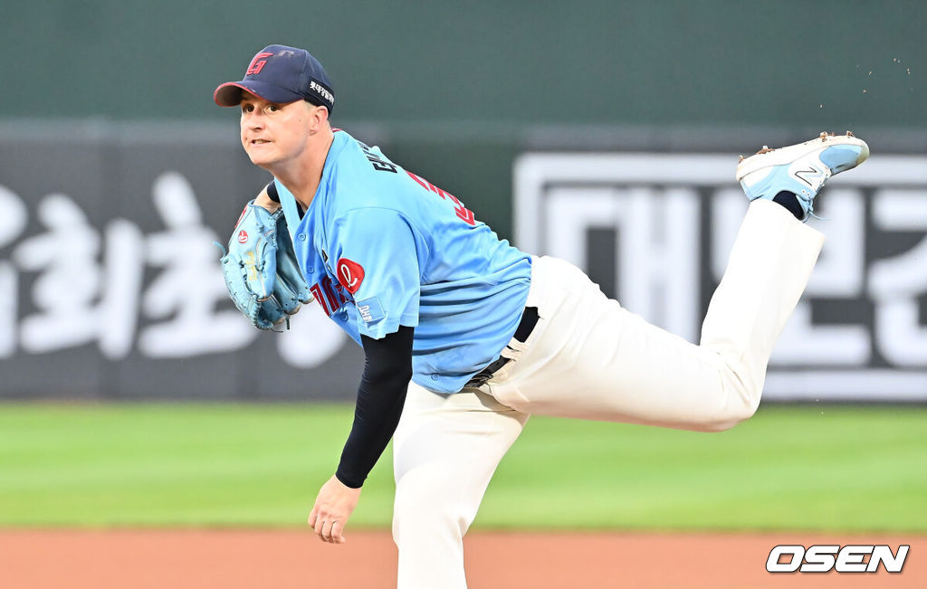 6일 부산 사직야구장에서 2025 신한 SOL 뱅크 KBO 리그 롯데 자이언츠와 KIA 타이거즈의 경기가 열렸다. 홈팀 롯데는 데이비슨이, 방문팀 KIA는 올러가 선발 출전했다.롯데 자이언츠 선발 투수 데이비슨이 역투하고 있다. 2025.08.06 / foto0307@osen.co.kr