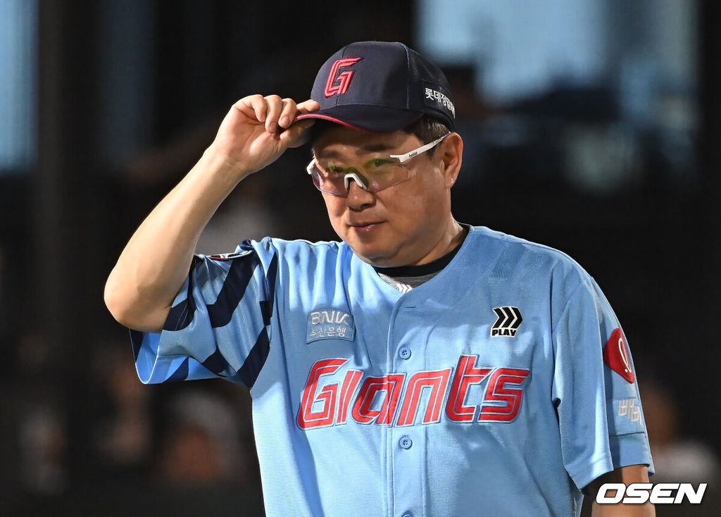 6일 부산 사직야구장에서 2025 신한 SOL 뱅크 KBO 리그 롯데 자이언츠와 KIA 타이거즈의 경기가 열렸다. 홈팀 롯데는 데이비슨이, 방문팀 KIA는 올러가 선발 출전했다.롯데 자이언츠 김태형 감독이 KIA 타이거즈에 7-1로 승리한 후 팬들에게 감사 인사를 하고 있다. 2025.08.06 / foto0307@osen.co.kr