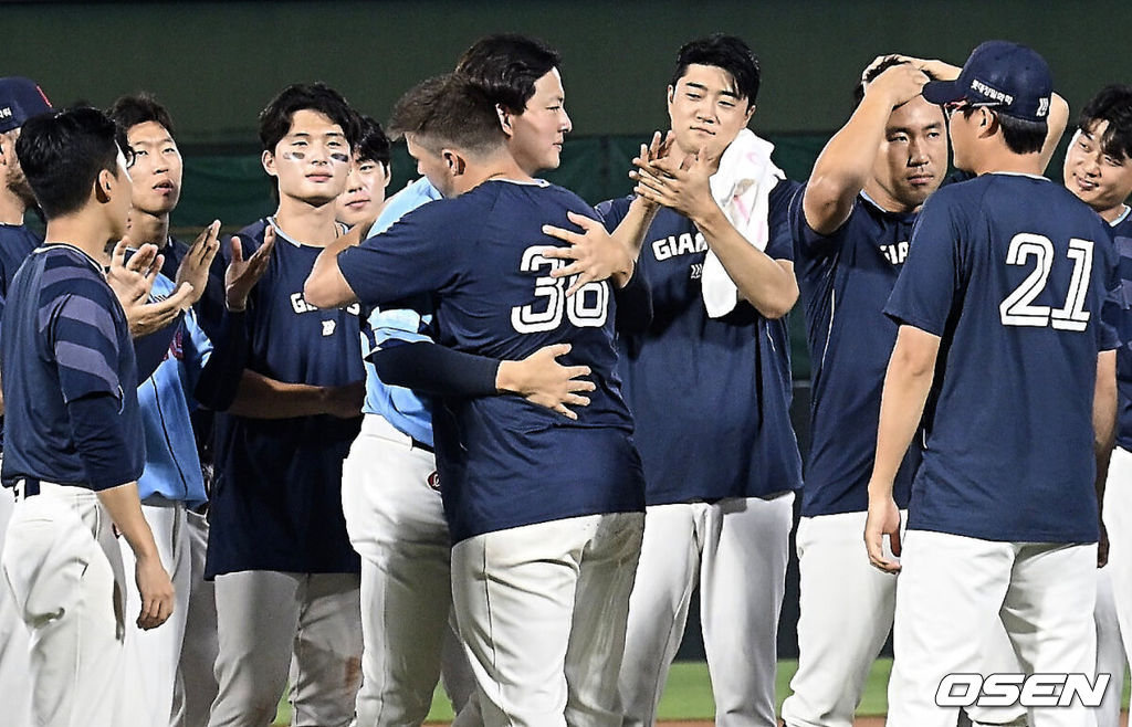 6일 부산 사직야구장에서 2025 신한 SOL 뱅크 KBO 리그 롯데 자이언츠와 KIA 타이거즈의 경기가 열렸다. 홈팀 롯데는 데이비슨이, 방문팀 KIA는 올러가 선발 출전했다.롯데 자이언츠 데이비슨이 롯데에서의 마지막 경기를 끝내고 동료 선수들과 송별 인사를 하고 있다. 2025.08.06 / foto0307@osen.co.kr
