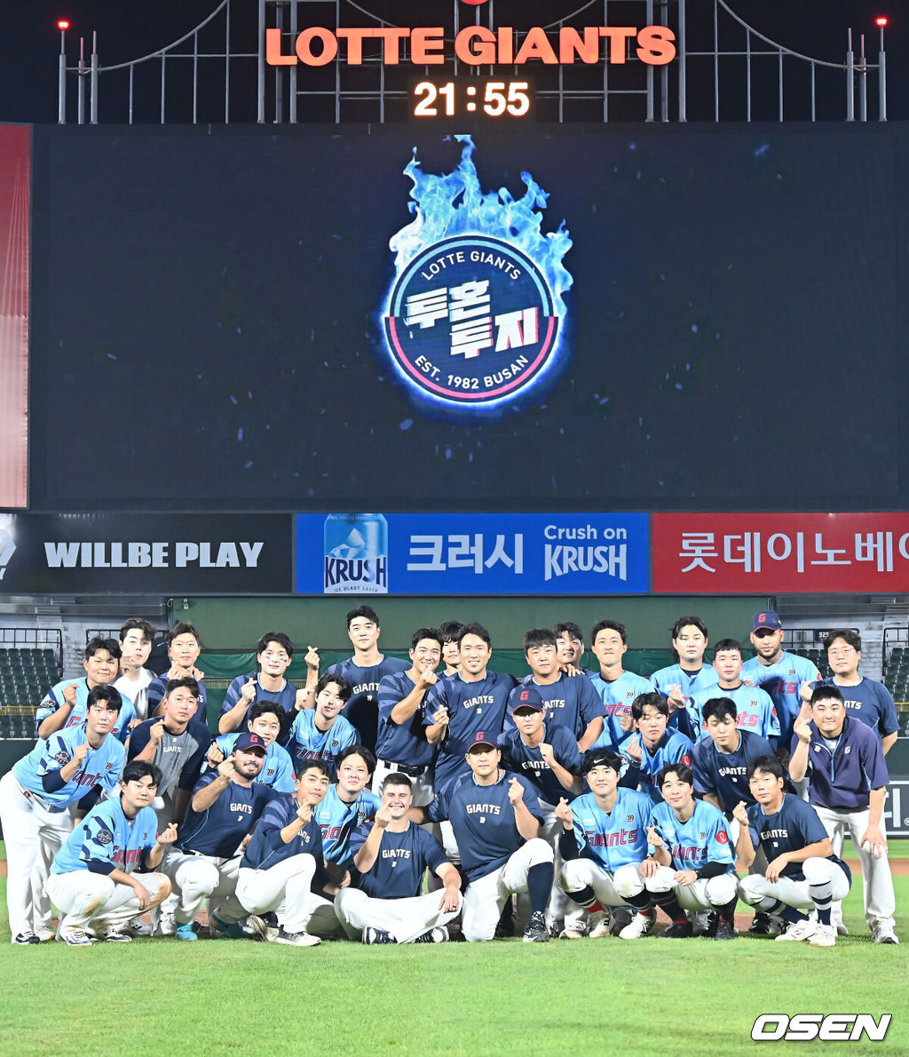 6일 부산 사직야구장에서 2025 신한 SOL 뱅크 KBO 리그 롯데 자이언츠와 KIA 타이거즈의 경기가 열렸다. 홈팀 롯데는 데이비슨이, 방문팀 KIA는 올러가 선발 출전했다.롯데 자이언츠 데이비슨이 롯데에서의 마지막 경기를 끝내고 동료 선수들과 기념촬영을 하고 있다. 2025.08.06 / foto0307@osen.co.kr
