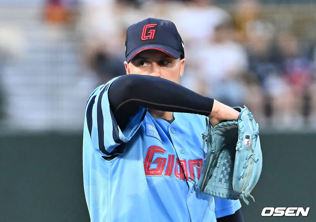 6일 부산 사직야구장에서 2025 신한 SOL 뱅크 KBO 리그 롯데 자이언츠와 KIA 타이거즈의 경기가 열렸다. 홈팀 롯데는 데이비슨이, 방문팀 KIA는 올러가 선발 출전했다.롯데 자이언츠 선발 투수 데이비슨이 1회초 1사 3루 KIA 타이거즈 김도영에게 유격수 앞 1타점 땅볼을 맞고 아쉬워하고 있다. 2025.08.06 / foto0307@osen.co.kr