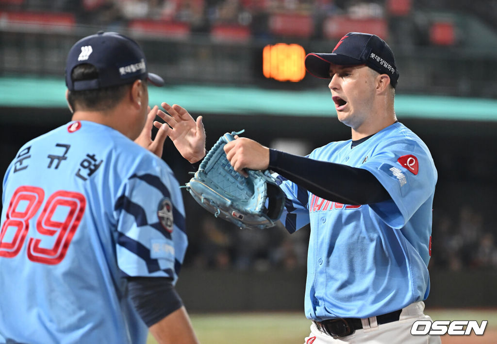 6일 부산 사직야구장에서 2025 신한 SOL 뱅크 KBO 리그 롯데 자이언츠와 KIA 타이거즈의 경기가 열렸다. 홈팀 롯데는 데이비슨이, 방문팀 KIA는 올러가 선발 출전했다.롯데 자이언츠 선발 투수 데이비슨이 5회초 1사 1루 KIA 타이거즈 김선빈을 유격수 병살로 잡고 이닝 교체하며 하이파이브를 하고 있다. 2025.08.06 / foto0307@osen.co.kr