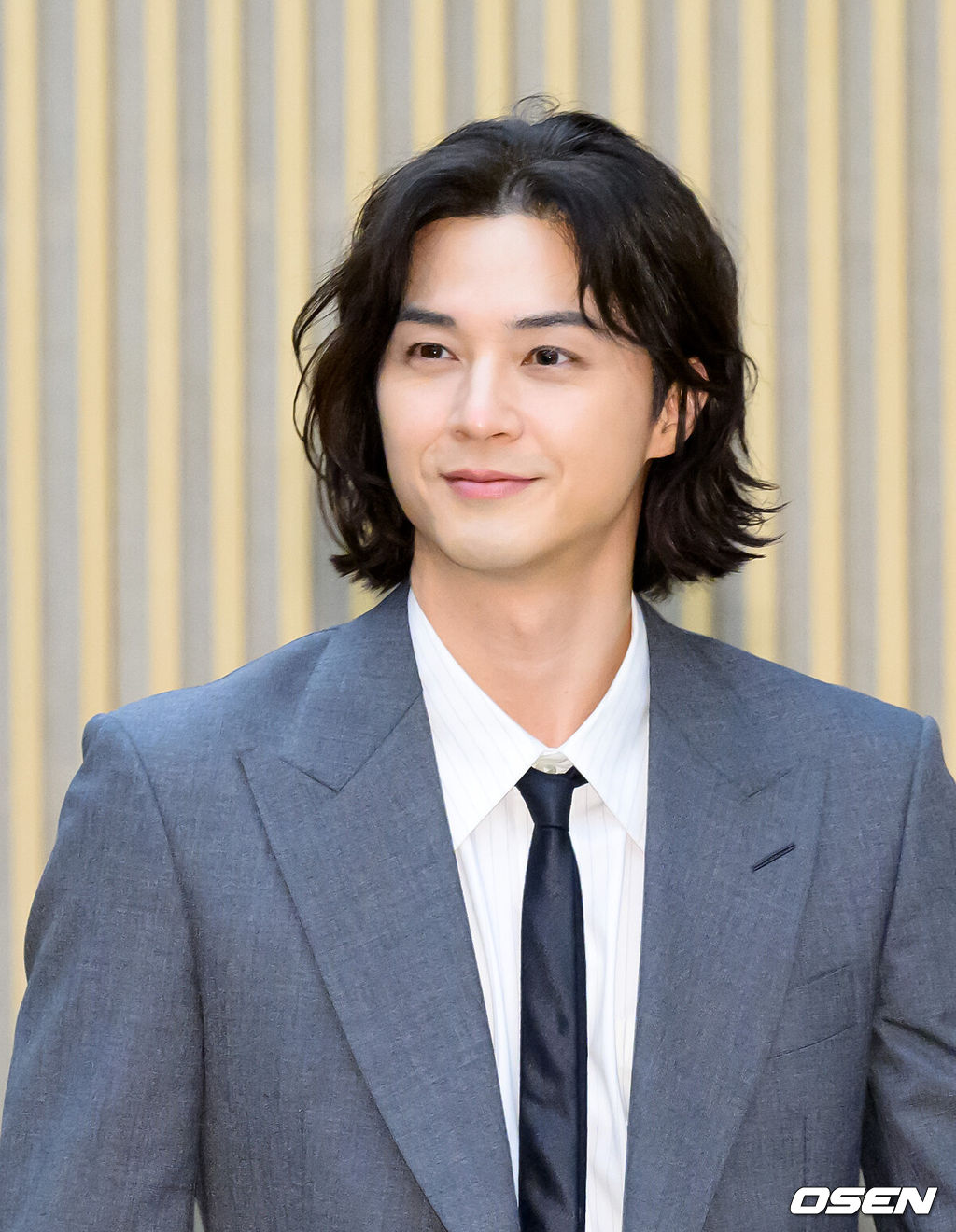 17일 오후 서울 목동 SBS에서 SBS 새 금토드라마 ‘귀궁’ 제작발표회가 열렸다.‘보물섬’ 후속으로 방송되는 SBS 새 금토드라마 ‘귀궁’은 영매의 운명을 거부하는 무녀 여리와 여리의 첫사랑 윤갑의 몸에 갇힌 이무기 강철이가 왕가에 원한을 품은 팔척귀에 맞닥뜨리며 몸과 혼이 단단히 꼬여버리는 육신 쟁탈 판타지 로코. 배우 김지훈이 행사장으로 입장하고 있다. 2025.04.17 /sunday@osen.co.kr