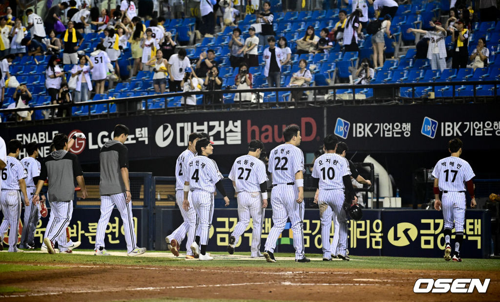 프로야구 두산 베어스가 LG 트윈스의 8연승을 저지했다. LG는 하루만에 다시 1위 자리를 내줄 처지다. 두산은 6일 서울 잠실구장에서 열린 2025 KBO리그 LG와 경기에서 10-8로 승리했다. 양의지의 만루 홈런, 케이브의 투런 홈런, 김민석의 시즌 마수걸이 홈런이 터지면서 대포 싸움으로 승리했다. 두산 선발 콜어빈은 6이닝 동안 6피안타 2볼넷 2탈삼진 3실점(비자책)을 기록했다.패배를 거둔 LG가 경기장을 빠져나가고 있다. 2025.08.06 /cej@osen.co.kr