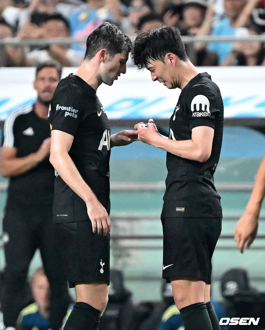'절친' 벤 데이비스에게 주장 완장 건네며 터진 눈물