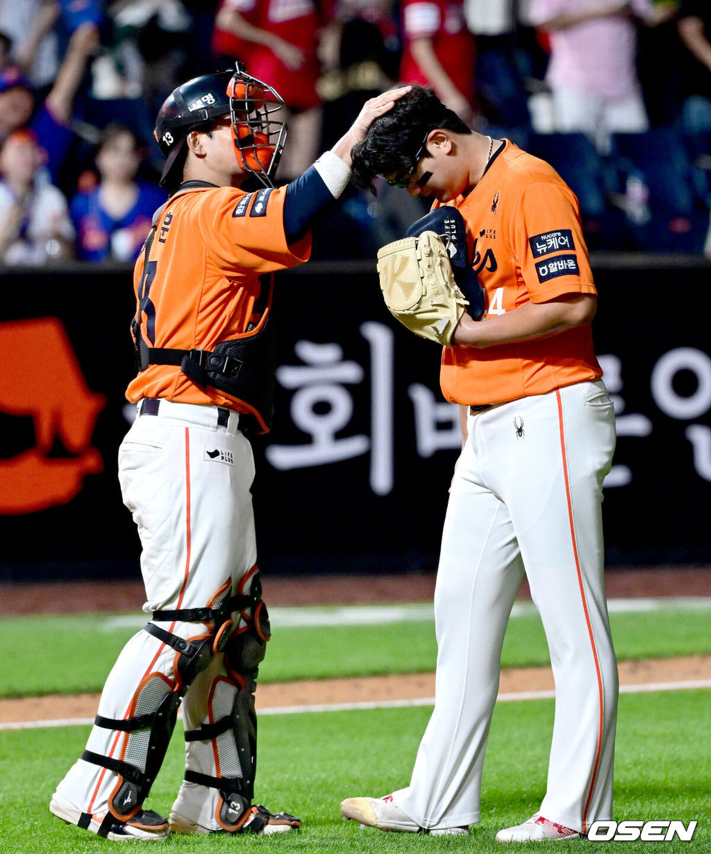 경기를 마무리 지은 한화 투수 김서현(오른쪽)과 포수 최재훈이 인사를 나누고 있다. 2025.07.25 / dreamer@osen.co.kr