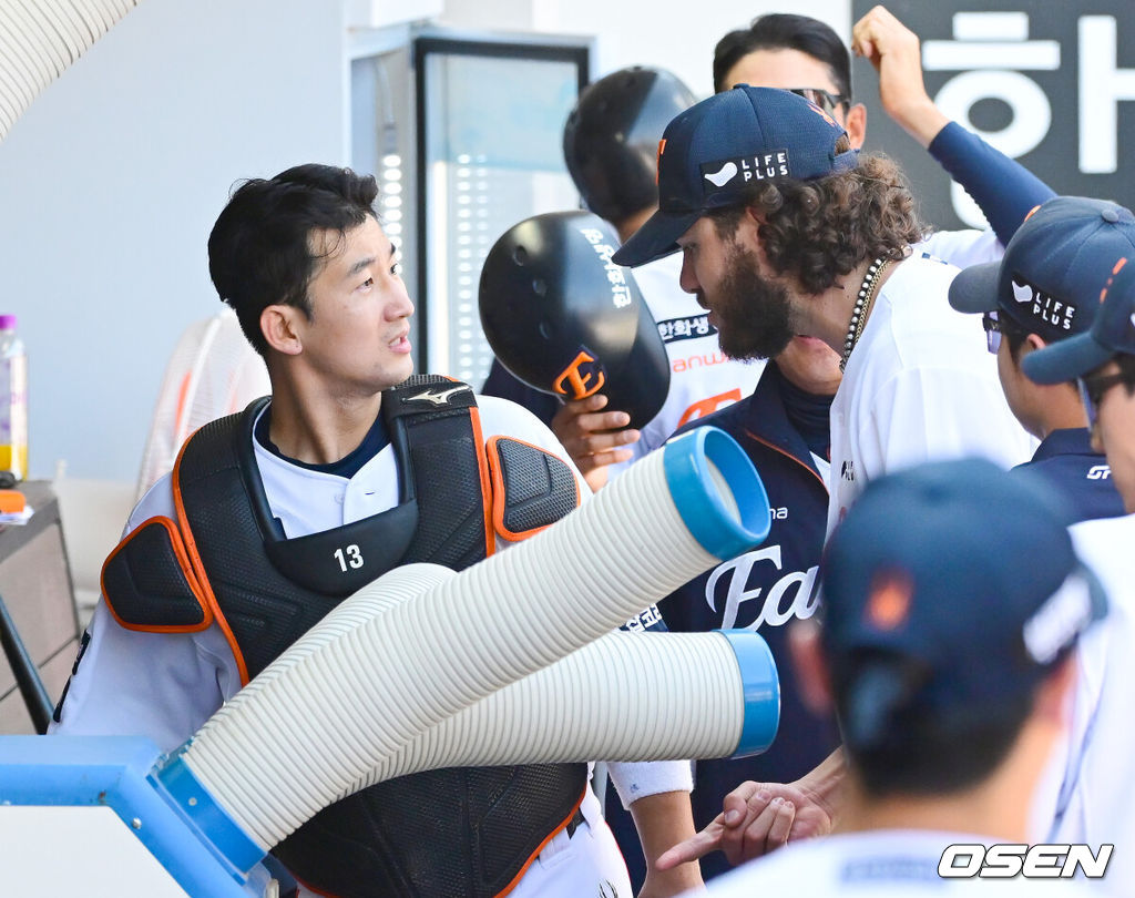 한화 최재훈(왼쪽)과 코디 폰세가 이야기를 나누고 있다. 2025.06.03 /OSEN DB