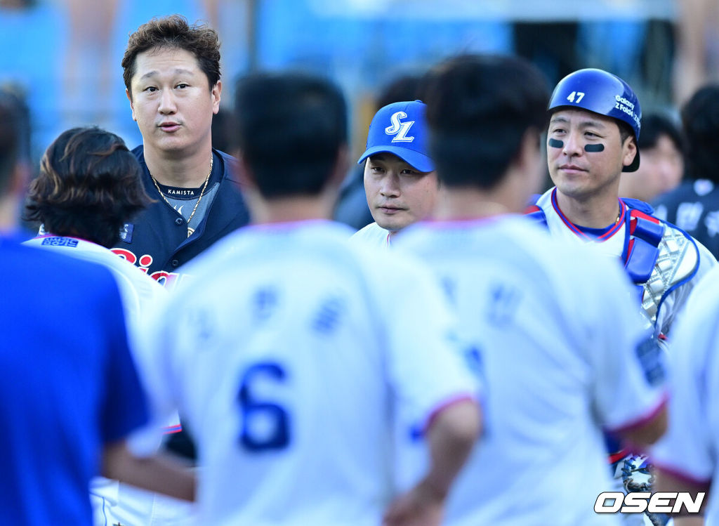 삼성이 백정현의 호투와 김상수의 홈런을 앞세워 롯데를 제압했다.삼성은 9일 대구삼성라이온즈파크에서 열린 시즌 16차전에서 4-0으로 승리했다.경기 종료 후 롯데 이대호가 삼성 선수들과 인사를 나누고 있다. 2022.09.09 /ksl0919@osen.co.kr