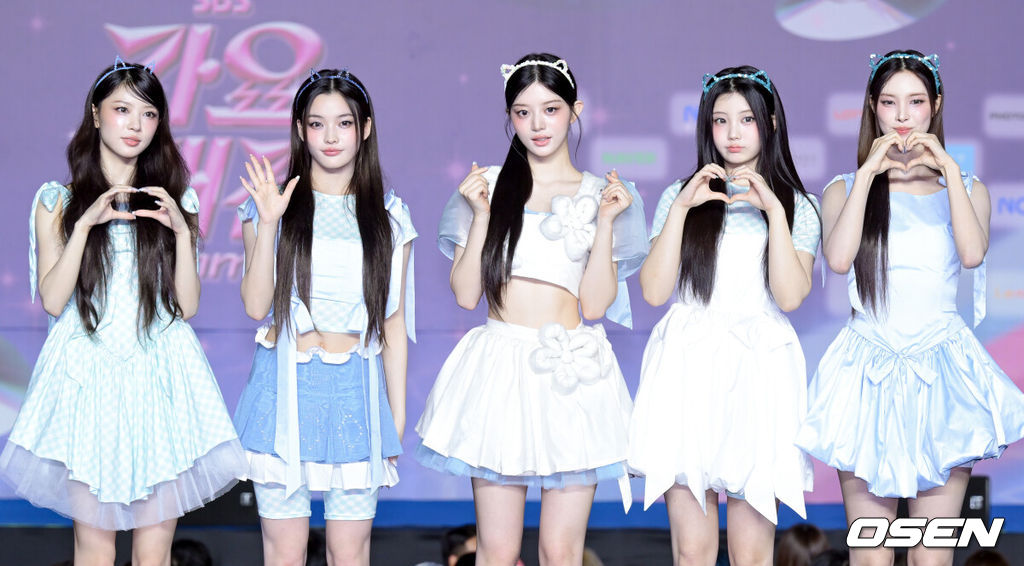 27일 오후 경기도 고양시 일산서구 킨텍스 제1전시장에서 '2025 SBS 가요대전 Summer' 블루카펫 행사가 열렸다.이날 행사에는 NCT 드림, 아이들, 투모로우바이투게더, 스테이씨, 엔하이픈, 아일릿, 베이비몬스터, 킥플립, 하츠투하츠, 키키, 클로즈유어아이즈, 힛지스, 우즈, 베이비돈크라이, 아이딧 등이 출연한다. 아일릿이 포즈를 취하고 있다. 2025.07.27 /cej@osen.co.kr
