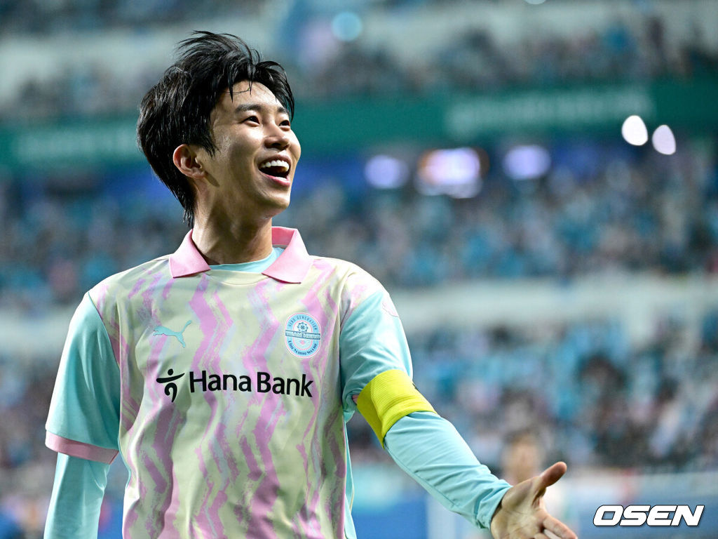 12일 오후 대전월드컵경기장에서 ‘하나은행 자선축구대회’가 열렸다.이번 자선축구대회에서 가수 임영웅은 ‘팀 히어로’의 주장을 맡아 90분 간의 활약을 펼친다. 임영웅이 구단주로 있는 ‘리턴즈 FC’ 선수들과 김영광, 조원희, 오반석 등의 선수들이 ‘팀 히어로’에 합류했다. 이청용, 이근호, 박주호, 지동원, 감스트, 궤도, 말왕 등은 ‘팀 기성용’ 선수로 뛴다. 후반 팀 히어로 임영웅이 전원석의 골을 어시스트한 뒤 기뻐하고 있다. 2024.10.12 / dreamer@osen.co.kr