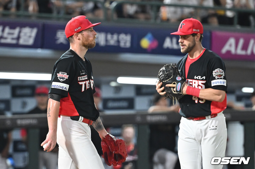 6일 부산 사직야구장에서 2025 신한 SOL 뱅크 KBO 리그 롯데 자이언츠와 KIA 타이거즈의 경기가 열렸다.홈팀 롯데는 데이비슨이, 방문팀 KIA는 올러가 선발 출전했다.KIA 타이거즈 올러가 3회말 2사 만루 롯데 자이언츠 박승욱에게 중견수 왼쪽 2타점 안타를 맞고 아쉬워하고 있다. 2025.08.06 / foto0307@osen.co.kr