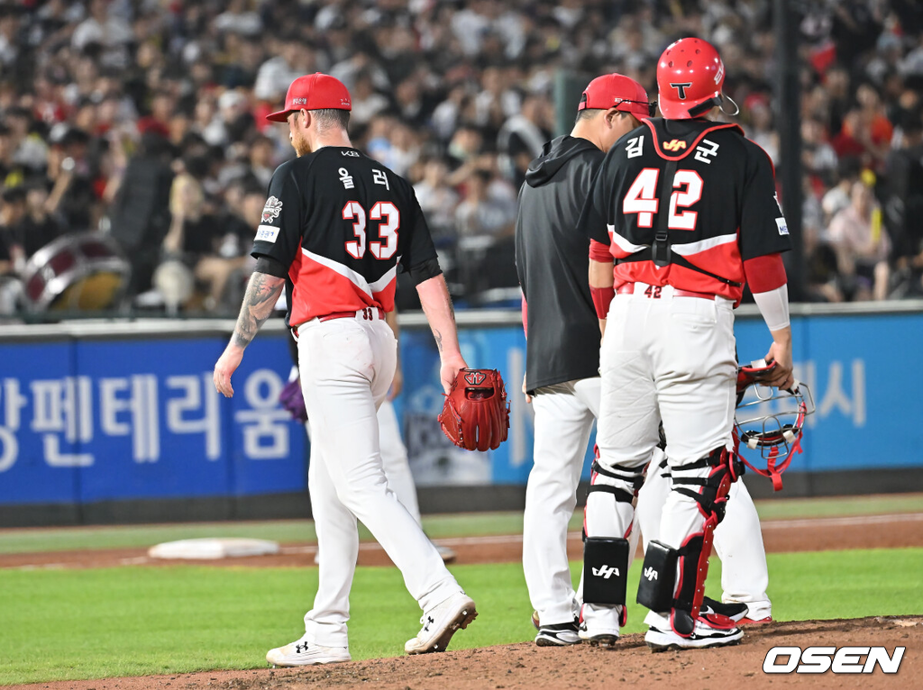 6일 부산 사직야구장에서 2025 신한 SOL 뱅크 KBO 리그 롯데 자이언츠와 KIA 타이거즈의 경기가 열렸다.홈팀 롯데는 데이비슨이, 방문팀 KIA는 올러가 선발 출전했다.KIA 타이거즈 올러가 3회말 2사 만루 롯데 자이언츠 박승욱에게 중견수 왼쪽 2타점 안타를 맞고 교체되고 있다. 2025.08.06 / foto0307@osen.co.kr