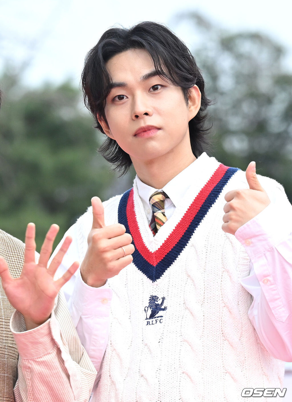 27일 오후 서울 경희대학교 평화의 전당에서 '2024 유니버설 슈퍼스타 어워즈' 레드카펫 행사가 진행됐다.'2024 USA'는 글로벌 스탠더드 K팝 차트 'KM차트'와 'doohub'가 주최하고 사단법인 한국매니지먼트연합이 주관하는 시상식이다.그룹 루시 최상엽이 레드카펫을 밟고 있다. 2024.03.27 /sunday@osen.co.kr